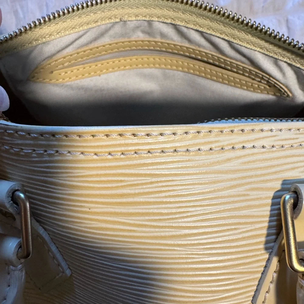 LOUIS VUITTON CLASSIC SPEEDY 25 EPI LEATHER HANDBAG - Picture 9 of 16